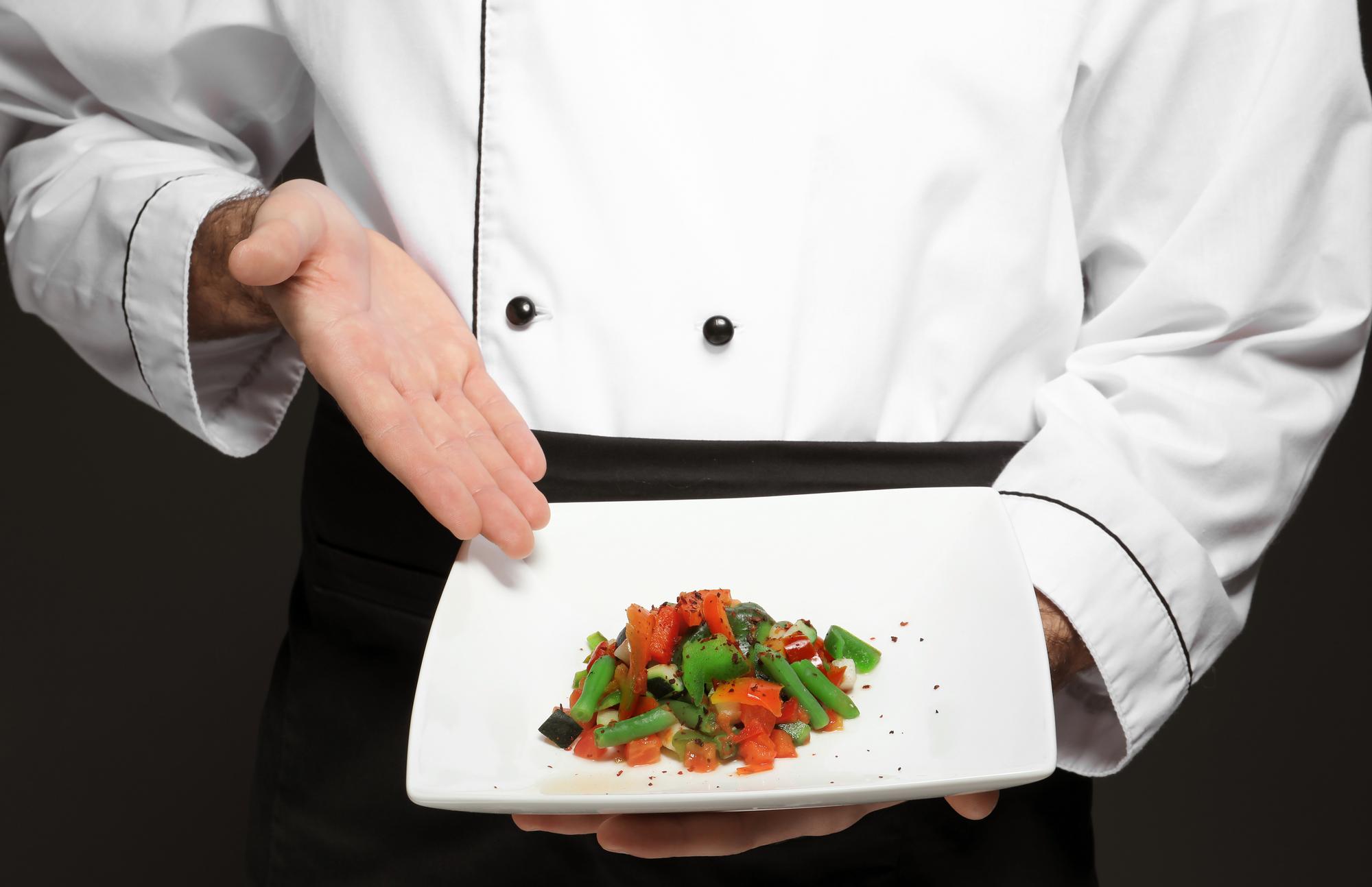 Chef w luksusowej kuchni przygotowujący danie